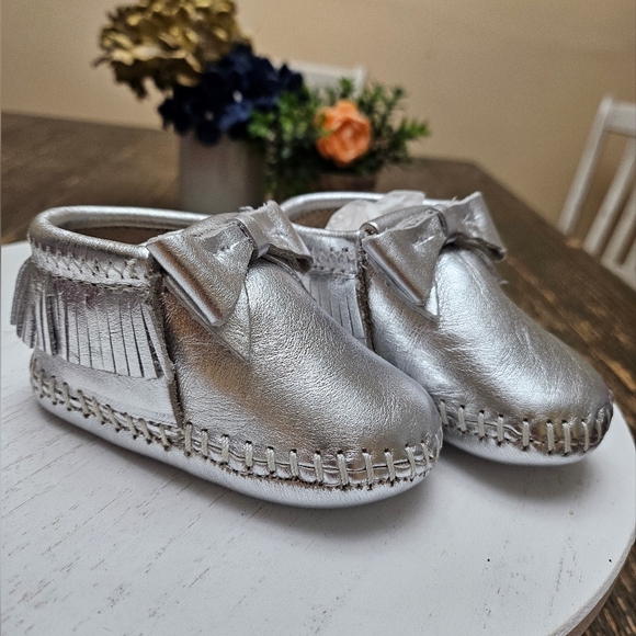 Minnetonka Infan Girl's Rosie Bootie Silver Size 3 New - Picture 4 of 12